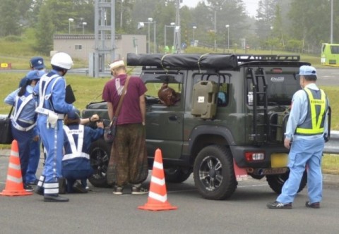 検査を受ける車両