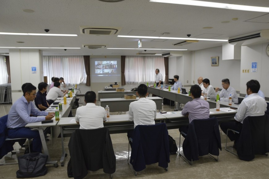 合同支部会で挨拶する石上会長